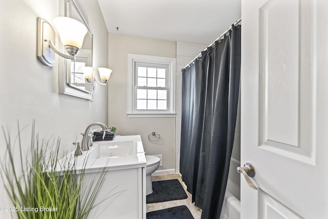 full bathroom featuring a shower with shower curtain, toilet, and vanity