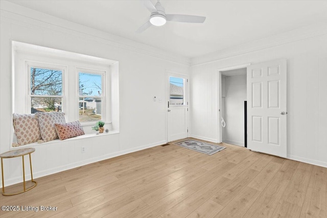 foyer entrance featuring light wood-type flooring, a healthy amount of sunlight, ceiling fan, and crown molding