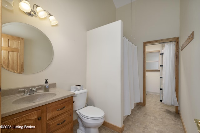 full bath featuring vanity, toilet, a shower with curtain, and baseboards