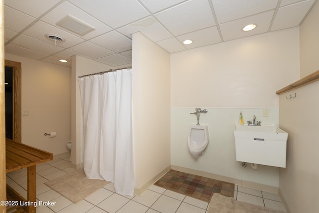 full bath featuring tile patterned flooring, visible vents, toilet, a shower with shower curtain, and a sink