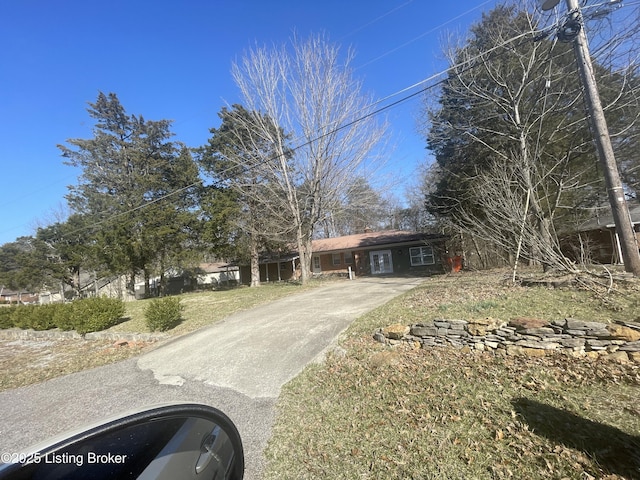 view of front of property with driveway