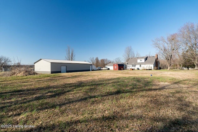 view of yard featuring an outbuilding