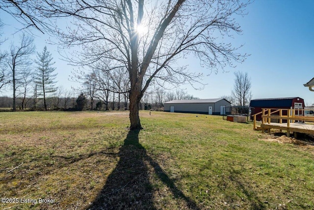 view of yard featuring an outdoor structure