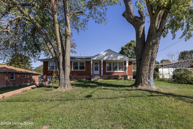 view of front of house featuring brick siding and a front yard