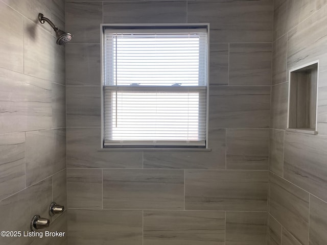 bathroom featuring a tile shower