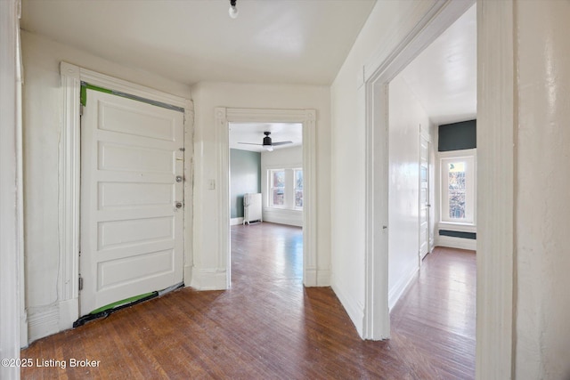 entryway featuring a ceiling fan, dark wood-type flooring, and baseboards