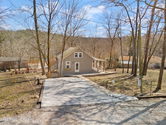 view of front facade with a porch and driveway