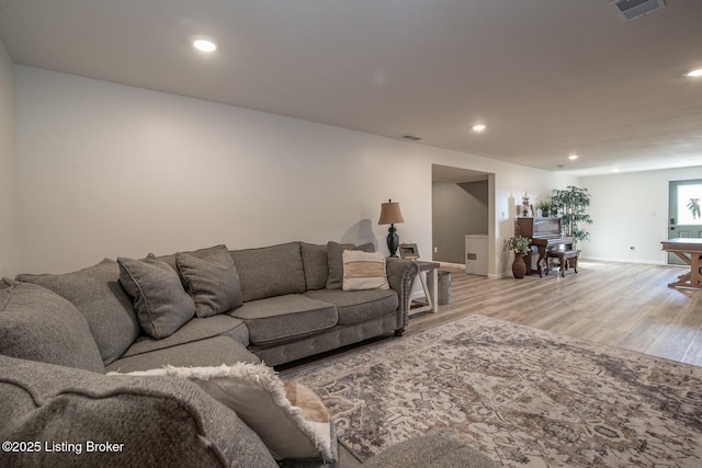 living area featuring recessed lighting, visible vents, baseboards, and light wood-style flooring