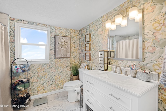 full bath with baseboards, toilet, vanity, and wallpapered walls