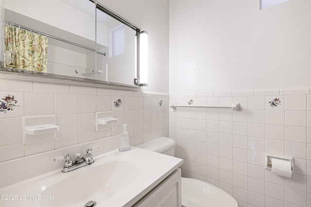 full bathroom featuring vanity, toilet, and a shower with curtain