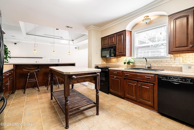 kitchen with visible vents, a tray ceiling, a sink, black appliances, and tasteful backsplash