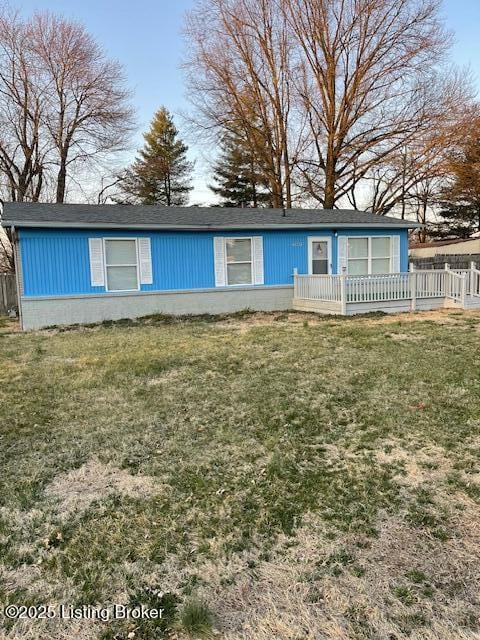 ranch-style house with a front lawn and fence