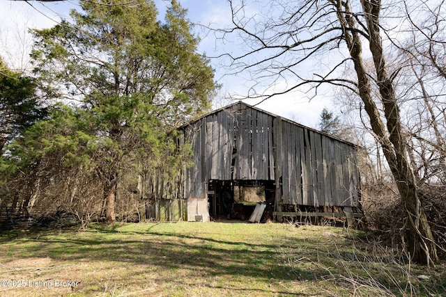 view of barn with a yard