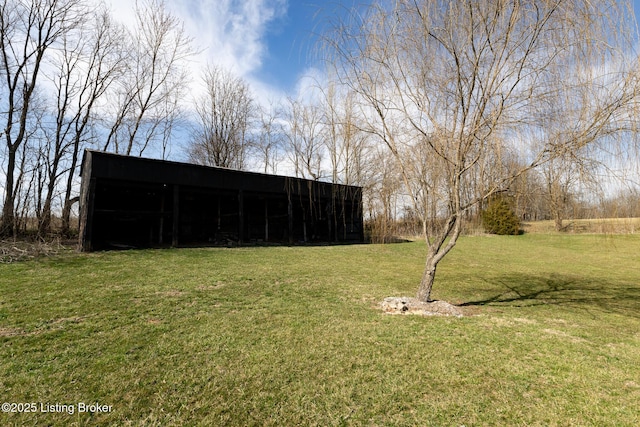 view of yard featuring an outbuilding and an outdoor structure