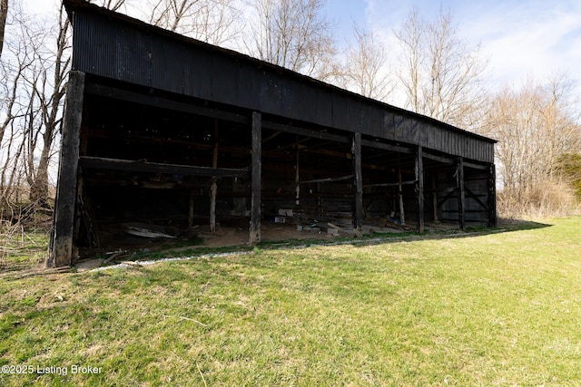 view of pole building featuring a yard