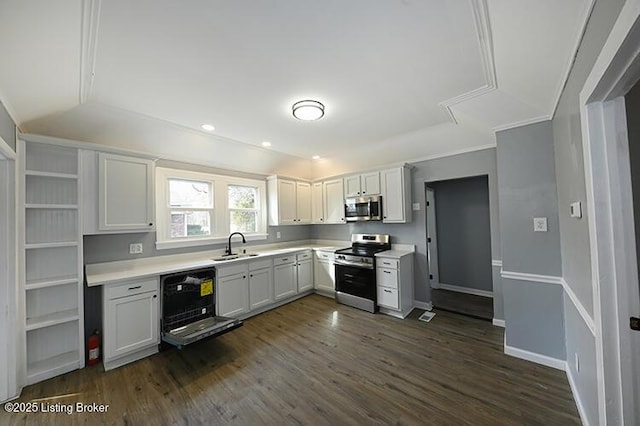 kitchen with baseboards, a sink, stainless steel appliances, light countertops, and dark wood-type flooring