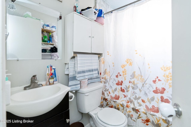 full bathroom featuring curtained shower, toilet, and vanity