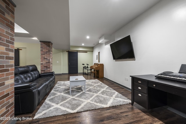 living area featuring a barn door, recessed lighting, wood finished floors, and baseboards