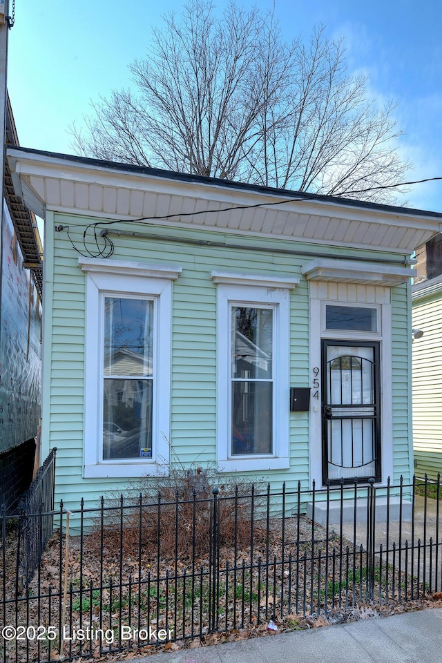 exterior space featuring a fenced front yard