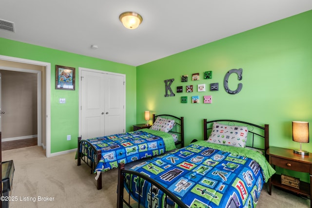 bedroom with visible vents, baseboards, carpet, and a closet