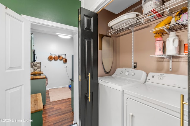 laundry room featuring laundry area, baseboards, independent washer and dryer, and dark wood-style flooring