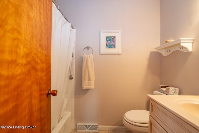 bathroom with vanity, baseboards, visible vents, shower / bath combo, and toilet