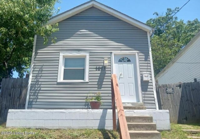 shotgun-style home with fence