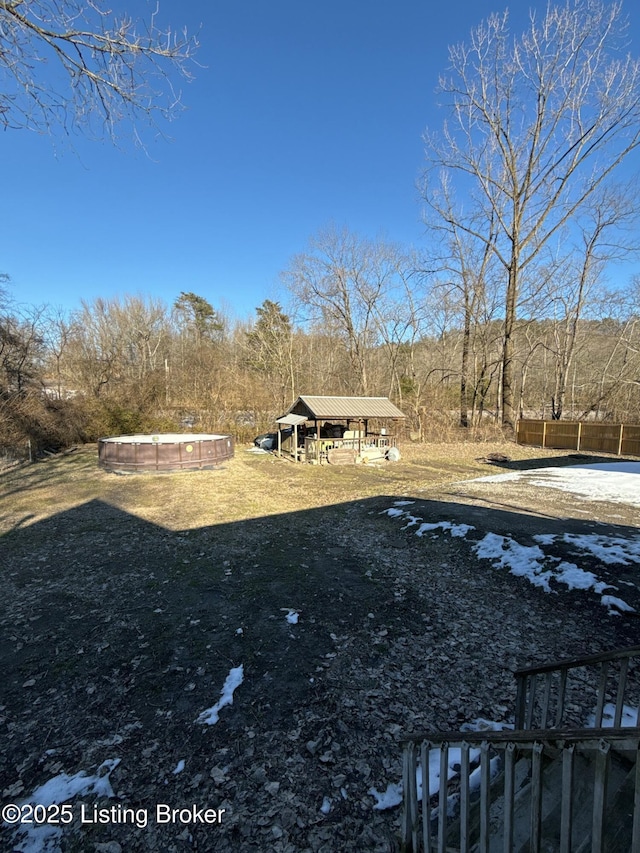 view of yard with an outbuilding