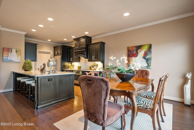 dining area with dark wood-style floors, recessed lighting, crown molding, and baseboards