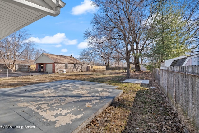 view of yard featuring a detached garage and a fenced backyard