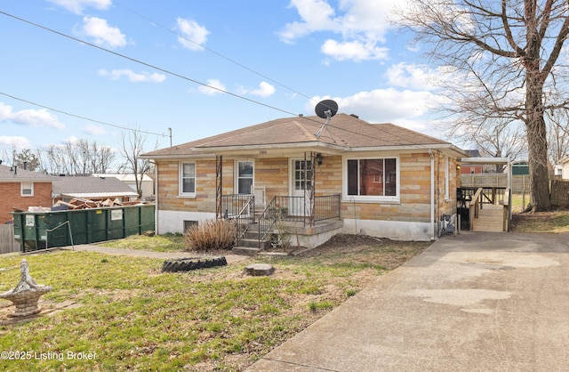 view of front of house featuring a shingled roof, a front yard, and fence