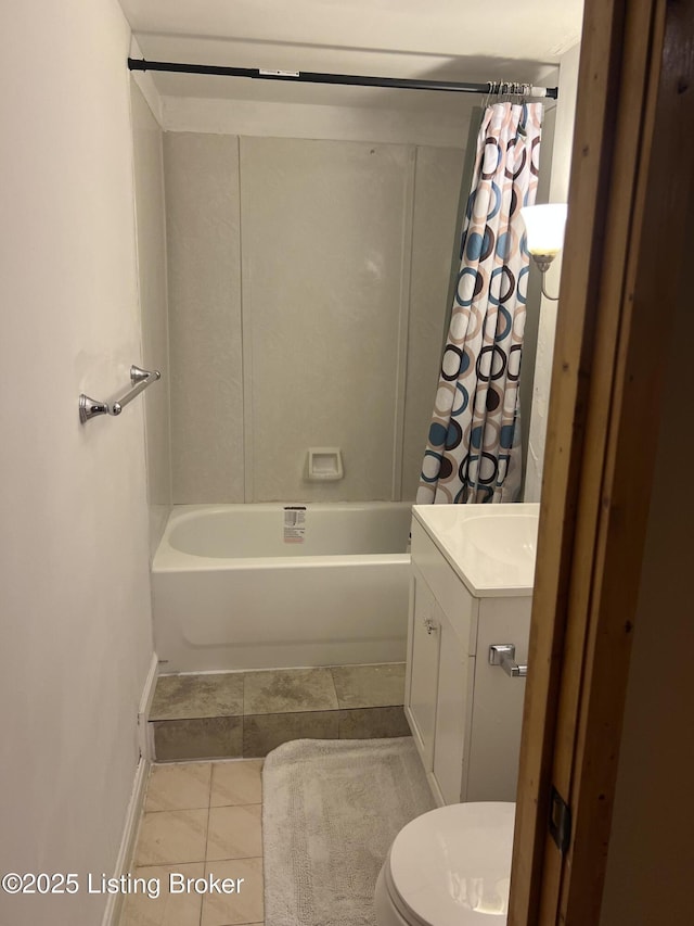 full bathroom with baseboards, shower / tub combo with curtain, vanity, and toilet