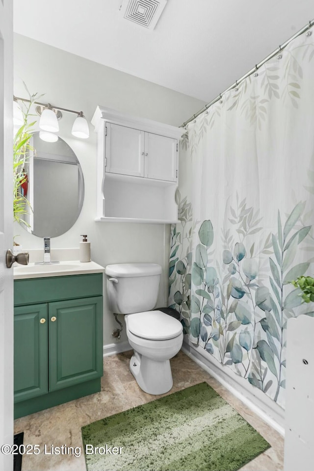 full bath with vanity, a shower with shower curtain, toilet, and visible vents