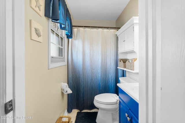 full bathroom with curtained shower, toilet, and vanity