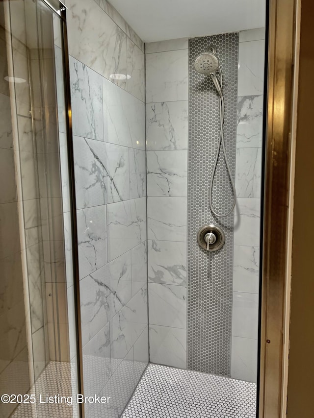 bathroom featuring tiled shower