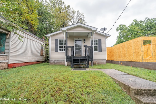 view of front of property featuring a front yard and fence