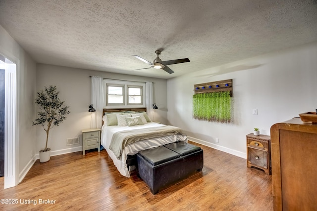 3140 Yorkshire Dr, Bardstown, KY 40004 - bedroom featuring baseboards, visible vents, light wood-type flooring, and a textured ceiling