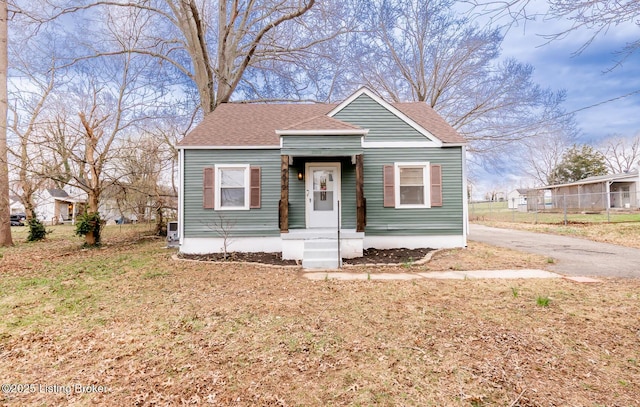 5512 Mae Ct, Louisville, KY 40214 - bungalow featuring aphalt driveway and a shingled roof