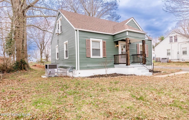 5512 Mae Ct, Louisville, KY 40214 - view of front of home featuring central air condition unit, roof with shingles, and a front lawn