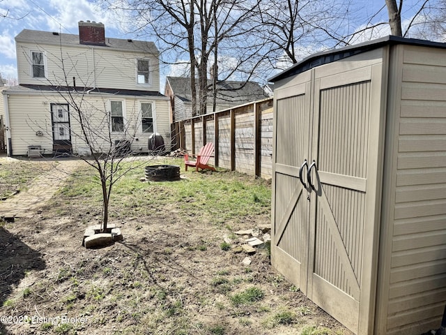 view of yard featuring a storage shed and an outdoor structure
