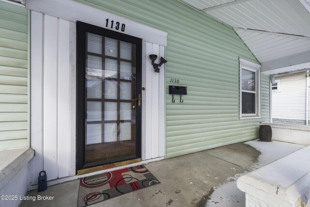 doorway to property with covered porch
