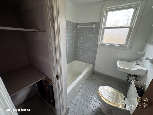 7725 3rd Street Rd, Louisville, KY 40214 - full bathroom featuring a sink, baseboards, toilet, and tile patterned flooring