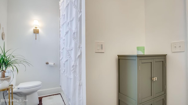 4742 Southern Pkwy, Louisville, KY 40214 - full bathroom with baseboards, toilet, and curtained shower
