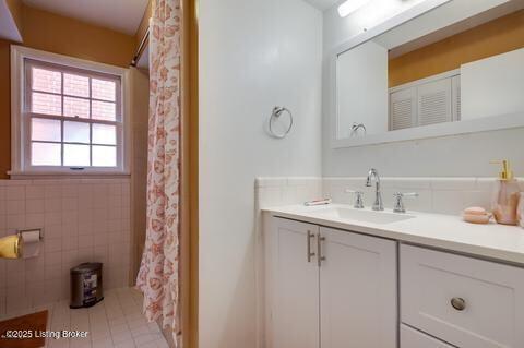 3307 Leith Ln Apt 3, Louisville, KY 40218 - full bath featuring vanity and a shower with shower curtain