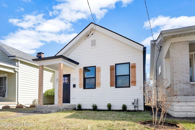 view of front of house with a front lawn