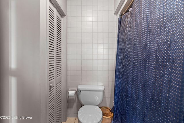 1147 Poplar Grove Rd, Buffalo, KY 42716 - full bath featuring a closet, a shower with curtain, toilet, tile walls, and tile patterned flooring