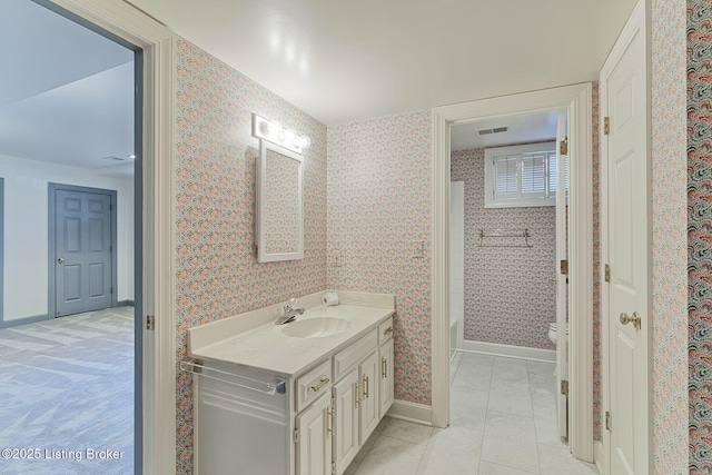 full bathroom featuring a washtub, toilet, vanity, baseboards, and visible vents