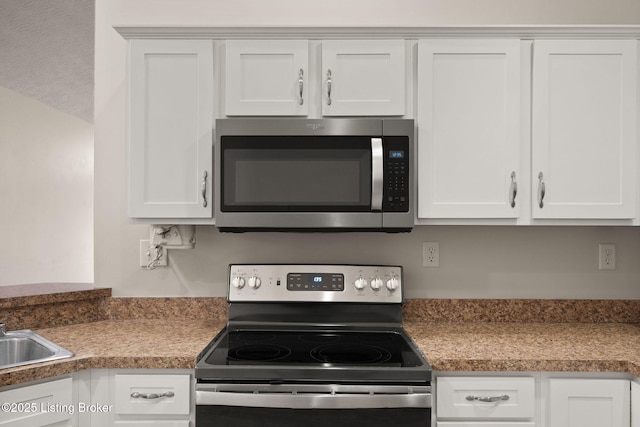 135C Michelle Dr, Shepherdsville, KY 40165 - kitchen featuring a sink, appliances with stainless steel finishes, and white cabinetry