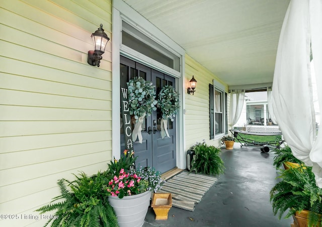 property entrance with covered porch