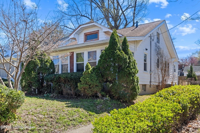 view of side of property featuring a lawn